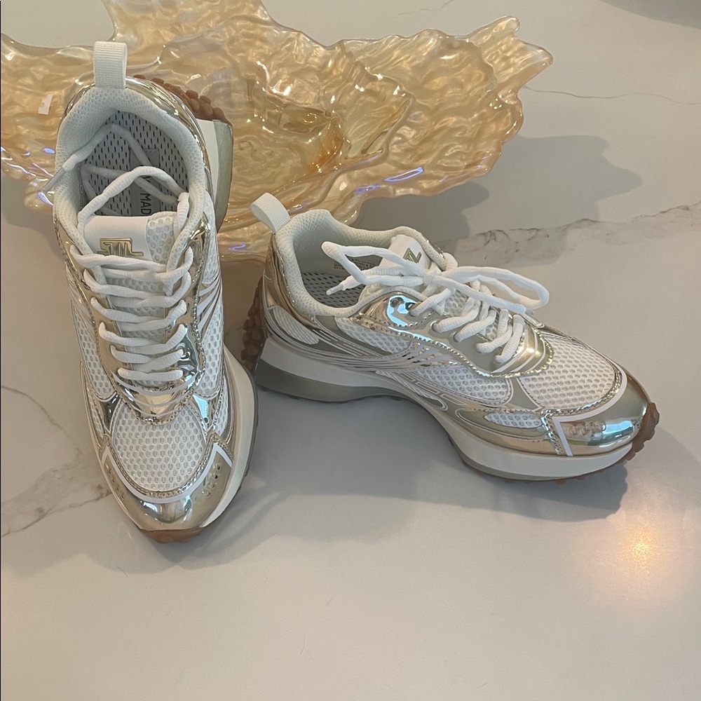 Steve Madden cyclone athletic shoes